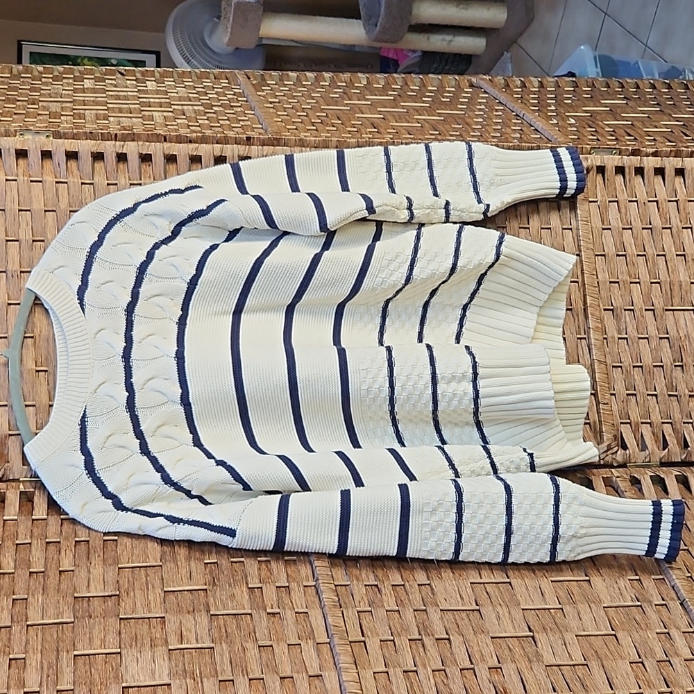 Vineyard Vines women's fishermen block striped crew neck sweater. EUC